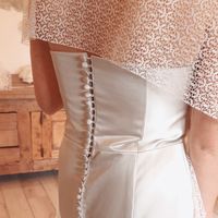 Rangée de boutons dans le même satin dentelle que la robe.... Recouverts un à un à la main avec ❤️