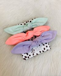 Kit com 3 unidades de Scrunchie mini. O mini scrunchie é um acessório fofo e delicado. Perfeito pra que gosta de praticidade sem perder o estilo. Um produto ...