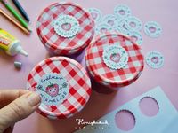 Da das Etikettieren großer Marmeladenmengen jedes ansteht, habe ich nun einfach wiederverwendbare Etiketten gestanzt und gezeichnet. Auf der Rückseite ist ein Magnet aufgeklebt, sodass die Etiketten schnell angebracht sind und jederzeit wieder abgenommen werden können. Praktisch oder? #erdbeerzeit #marmelade #selbermachen #geschenkausderküche #einkochen #etiketten #marmeladenetiketten #magnetetiketten