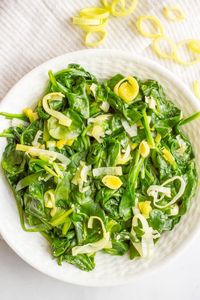 Sautéed spinach and leeks is a quick + easy, healthy side dish with simple ingredients and delicious flavor! #spinach #leeks #sidedishes #veggierecipes