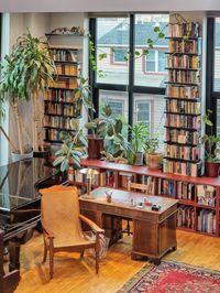 This beautiful New Jersey loft, owned by acclaimed British pianist Simon Mulligan, is the perfect example of house goals for an avid reader or book collector. With 20-foot ceilings stacked with books from top to bottom and huge windows with plenty of natural light, the loft is a booklover's dream apartment.