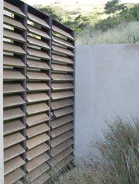 Louvred privacy screen