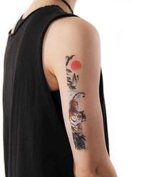 Em longos retângulos, a tatuadora Frank Yang cria arte inspirada na pintura tradicional chinesa - FTCMAG