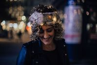 Réaliser ton propre headband pour cet hiver et, cerise sur le gâteau, le rendre luimineux. Découvre le DIY et le pas-à-pas !