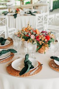 Casamento com paleta de cores vibrante e alegre no campo