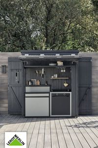 Avec les beaux jours qui arrivent, c’est le retour des grandes tablées extérieures. Et quand la cuisine est à proximité, c’est encore mieux ! On vous montre comment aménager cette cuisine extérieure façon "food truck". Il suffit d’ouvrir les portes, de relever la devanture et tout est à portée de main : plancha, plan de travail, étagères, ustensiles, vaisselle… Pratique, non ?