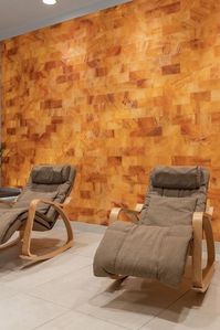 Our Himalayan salt bricks are made up of all-natural and pure Himalayan salt that helps to maintain emotional well-being. Himalayan Salt is a gift of nature. . . #saltroom #salttherapy #saltwall #saltspa #spa #sauna #pinksaltwall