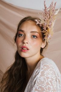 Fotografía de retrato de la modelo Anastasia Novgorodtseva. Reportaje de fotos realizado por Cristina Navarro. Make Up de Gloria Bosque y arreglos florales de Brotavia.