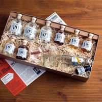Royal Gin Cocktail-Set | DRINK-SYNDIKAT Es gibt ein großes Problem bei jedem Cocktail, den man in einer Bar trinkt: In puncto Geschmack muss man sich auf jemand anderen verlassen. Das Berliner Label DRINK-SYNDIKAT arbeitet hart daran, diese Abhängigkeit aufzulösen und kreiert das Royal Gin Expedition Cocktail-Set, das den aktuellen Trend aus den Szenebars, Hochprozentiges mit Shrubs zu mischen, auch zu uns bringt. #MONOQI #cocktails #drink #gin #diy #mixology