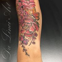 Bloemen in kleur, gemaakt door Linda www.dalinciart.nl De meeste tattoos hebben te maken met een speciale gebeurtenis in je leven Dat kan een geboorte zijn ... of juist met het verlies van een dierbare. Ook kan het staan voor een plotse levenswending zoals een scheiding, carrièreswitch of zoals hier; een diagnose MS #dalinciart #tattoo #butterfly #flowers #tattooforwoman #colorink #inked #inkedgirls #pink #purple #tattoos #ms #tattooshop #zwijndrecht #orange #oranje #roze #ink #colortattoo