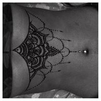 156 curtidas, 14 comentários - Alexia Hankins (@hennabyalexia) no Instagram: “Practicing sternum pieces & testing how well it stain on me! #sternumhenna #sternumtattoo…”