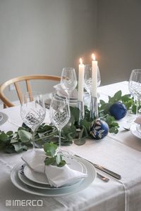 Hold din borddækning til jul i klassiske farver, og pynt med små detaljer som julekugler og elyculoptus. Skab en hyggelig atmosfære på dit julebord med tændte stearinlys og fine bånd eller sejlgarn rundt om stofservietterne. #jul #julebord #borddækning #elyculoptus #julekugle #christmas #christmastablesetting #tablesetting #christmasdecor