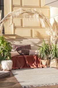 Une terrasse à l’ambiance bohème chic et à la déco tsigane en plein cœur de Paris ? ça s’appelle Gypsy, et c’est à retrouver tout l’été au Cirque d’Hiver ! Au programme, 200 m2 avec un espace lounge, une terrasse où des banquettes de récup’ sont les stars, où même la roulotte de la famille Bouglione pour dîner ! Retrouvez notre décryptage complet de cet endroit où la déco, le DIY et les tendances se rencontrent pour un cocktail estival et plein de peps.
