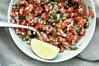 Toto je základní recept na rajčatovou salsu, která je skvělá nejen na tacos. Můžete ji ozvláštnit přidáním na jemné kostičky pokrájenou nektarinkou, cantaloupe či medovým melounem. Ovoce přidá na chuťové rozmanitosti. Salsa je skvělým dopňkem k všemožným kebabům a jiným například grilovaným masům.