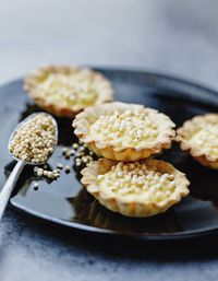 Tartelettes au citron, billes de quinoa soufflé