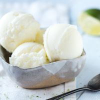 Frozen Joghurt ist schnell gemacht. Und schmeckt dank Joghurt und Zitrone so sehr nach Sommer, das du das leichte Eis das ganze Jahr über naschen möchtest.