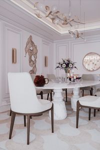 Warm neutral tones like ecru or sepia are synonymous with rejuvenescence and elegance, which Caffe Latte and Covet House leave an indelible mark. Designed by Wafi Tagleb, this incredible private villa, located in Dubai, is potent in luxury and comfort, where simplicity and ostentation blend in a quiet and ideal way.