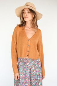 A cardigan that knows how to find balance in life, the Billabong Short N Sweet women’s sweater contrasts an oversized fit with a cropped length, and a lush knit with large faux horn buttons. A modern take on a vintage grandpa cardigan, the Short N Sweet pairs perfectly with high waisted bottoms or layered over a fitted
