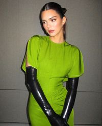 #kendalljenner in green silk dress and latex elbow length gloves in #dubai #kendalljenneroutfits #victoriabeckham #gloves