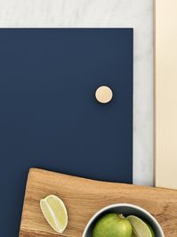 Un moodboard, mille possibilités ! Jouer avec les poignées et les échantillons Plum permet de se faire une idée de la couleur et de la matière. C’est aussi l’occasion d’observer les variations de nos teintes au gré de la lumière et des associations. Votre choix arrêté, il est temps de donner vie à la combinaison dont vous rêvez. Loin de brider la créativité, le moodboard dessine un cadre souple dans lequel on s’amuse ! #plumkitchen #ikeahack #renovation #architectedinterieur