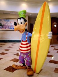 Goofy in the lobby of the Paradise Pier Hotel