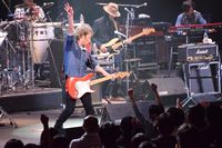 《ライブレポート》 35周年アニバーサリーツアー、二日目となった愛知県芸術劇場。今夜もコヨーテ・グランド・ロッケストラはご機嫌なビートと豊かなアンサンブルで空間を圧倒していく。緩急のついた演奏に3時間越えのコンサートもあっというまに時間が過ぎてゆく。最後にはすばらしい時間をわかちあった元春とバンド、観客みんなが音楽の豊かさに包まれ、今夜もすばらしい夜となった。名古屋ライブにご来場のみなさん、ありがとうございました。バンドは次の公演地、横浜へ向かいます。