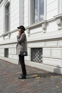 Herbst Outfit 2017 | Verschiedene Herbsttrends in einem casual-chicen Look: Karo Blazer und Baker Boy Hat treffen Acne Studio Jensen Boots und Louis Vuitton Twist Bag.