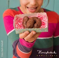 Bäääh wie eklig!
Keine Angst, dieser Schokokeks sieht zwar echt fies aus, ist aber richtig lecker! Super zum Leute-Erschrecken und Lagerkoller verscheuchen.
Das Rezept findet ihr auf dem Blog.
#honigkukuk #kackwurst #kekse #schokokekse #backspaß #kinderhumor #backenmitkindern #backrezept #keksrezept