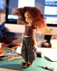 Working on a commission for iMda 3.0. I'm happy for the excuse; I missed my Gian, who has been in her box for a long time. I might make her a pair of these pants to keep. It's such a cute shape on her! Shoes by @amabiledoll. #imda #imda30 #doll #dollclothes #linen #linenfabric #BJD #imda30gian #imdagian #sewing #Soom
