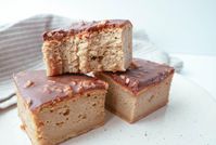Nem opskrift på en lækker og sund banankage på kun 6 ingredienser. Den er svampet og smager så syndigt. Perfekt som en sund snack.