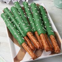 Candy-Covered Cactus Pretzel Rods