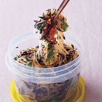 梅の酸味、青じその風味で後味スッキリ「はるさめの梅あえ」のレシピです。プロの料理家・スガさんによる、はるさめ、梅干し、青じそ、芽ひじき(乾燥)などを使った、1人分59Kcalの料理レシピです。