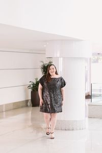Look plus size usando vestido de paetê curto manga curta gola canoa Cinderela de Mentira Ana Luiza Palhares