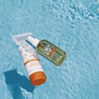Découvrez notre routine capillaire de l’été pour protéger vos cheveux pendant les vacances ! Le shampooing-douche nettoie les cheveux et la peau exposés au soleil, à l’eau de mer ou au chlore. Sa formule hydratante au parfum ensoleillé laisse les cheveux doux, souples et brillants et la peau délicatement parfumée. L’huile protectrice solaire, quant à elle, protège les cheveux des effets desséchants du soleil, de l’eau de mer et du chlore ! Découvrez-les dans nos salons ou sur notre e-shop.