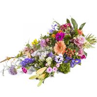 Dit rouwboeket is opgemaakt met bloemen in verschillende prachtige kleuren, een mooi boeket om de overledene te gedenken en de nabestaande sterkte te wensen.