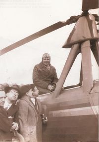 EL VUELO DEL AUTOGIRO: sobre las 10 45 de la mañana apareció en el cielo el autogiro pilotado por Juan de la Cierva Y poco tiempo después aterrizó sobre la hierba del campo.