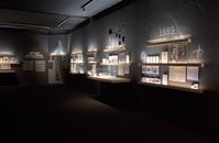 Graphisme et signalétique de l’exposition temporaire “Explorations, Encounters and Remembered Stories 200 years of British-Bahraini Relations” 2016, Musée national, Manama – Bahreïn