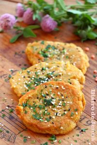 Galettes de lentilles corail (pour 3 personnes) 220 g de lentilles rouge corail Bio 3 pommes de terres moyens 2 échalotes 1 gousse d'ail nouveau 1 oeuf 2 c.a.soupe de maïzena coriandre fraiche ( facultatif ) 1 c.a. dessert de curry 1 c.a. dessert de paprika 1 c.a. dessert de piment de Cayenne 2 c.a soupe de graines de sésame sel, poivre du moulin huile de pepins de raisin