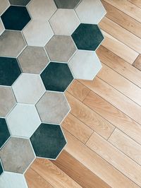 Mélange découpe parquet bois carrelage. Transformation et aménagement de cette cuisine IKEA noire cosy et chaleureuse. De la conception aux travaux de ce petit appartement / studio en région parisienne. Mix, bar Tiptoe. Decoration, 2019, 2020, paris, Leroy Merlin, construction, inspiration, mosaïque, hexagonal, KUNGSBACKA, bois, architecte, 30m2, chantier, renovation, coin cuisine, coup de coeur, AMPM, la redoute, fonctionnelle, optimisé, avant, après, idea, wood, tiles, stylish design elements