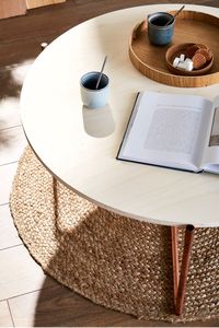 Véritable élément central du salon, la table basse invite la convivialité. Plateau télé, soirées apéritives, repose pieds ou encore table de jeu pour les enfants… Ses tuyaux en cuivre et son plateau en bois brut révèlent son potentiel déco !