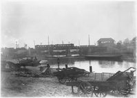 Prins Hendrikkade Amsterdam at the Singel, in view of the new Western access The pavement has been broken up. The superstructure of Bridge 147 in De Ruijterkade (background) has been placed. The water dam in the Open Havenfront is still there. Quay walls are ready. Breitner, G.H., 1908