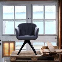 Who also loves a workplace at the window? The new Rolf Benz 641 hybrid chair/armchair combines the popular design of the successful Rolf Benz 640 with a new, trendy upholstery look and especially soft seating comfort, ensuring that not only is the chair comfortable to sit on, but it’s also great to sit in – not just for a few moments, but even for hours at a time. The striking drape gives it a particularly casual touch, bringing the feeling of well-being into the living space.