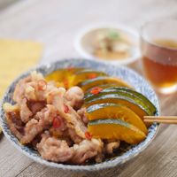 「カリカリ豚肉とかぼちゃの揚げ浸し」のレシピと作り方を動画でご紹介します。カリッと揚げた豚肉とかぼちゃをピリ辛風味のめんつゆで揚げ浸しにしました。味付けはめんつゆだけであっという間の簡単レシピ!おつまみにもおすすめです♪