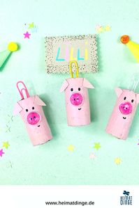 Silvester DIY Deko Idee: Tischdeko Glücksschweine basteln. Heute habe ich eine Silvester Party Deko Idee für dich, die nicht nur einfach zu basteln, sondern auch nachhaltig ist: DIY Glücksschweine als Silvester Deko basteln. Upcycling Idee für Silvester mit Kindern. Ein tolles DIY Gastgeschenk oder Mitgebsel. Du kannst die Schweine auch als Party Deko für den Kindergeburtstag selber machen. #silvestermitkindern#silvesterdeko#selbermachen#nachhaltig#basteln#umweltfreundlich#kindergeburtstag