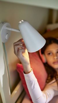 Una buena luz de lectura los animará a leer más, pero también es ideal si lo que les apetece a tus hijos es relajarse con un audiolibro. Solo tienen que girar el botón de su lámpara de pared para crear el ambiente adecuado.