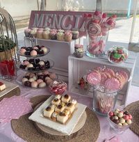 Mesa dulce en tonos rosas.