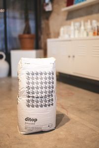 Packaging de un saco de cemento realizado por Rubio & del Amo.