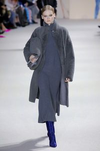 Akris Fall 2018 Ready-to-Wear collection, runway looks, beauty, models, and reviews.