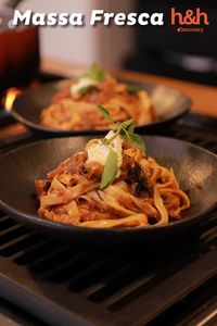 Você já tentou fazer massa fresca na sua casa? Prometemos que é muito mais fácil do que você imagina! Vem com a gente aprender essa receita divina do Carlos Bertolazzi para o Tem Chef em Casa! 🍝👌🏾#EuFicoEmCasa #Receita