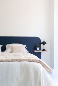 Idée d'inspiration pour chambre, painted headboard, tête de lit en peinture, tête de lit arche, déco intérieure, déco de chambre, stylisme chambre, chambre parentale, idées créatives pour votre chambre sur Plum Living